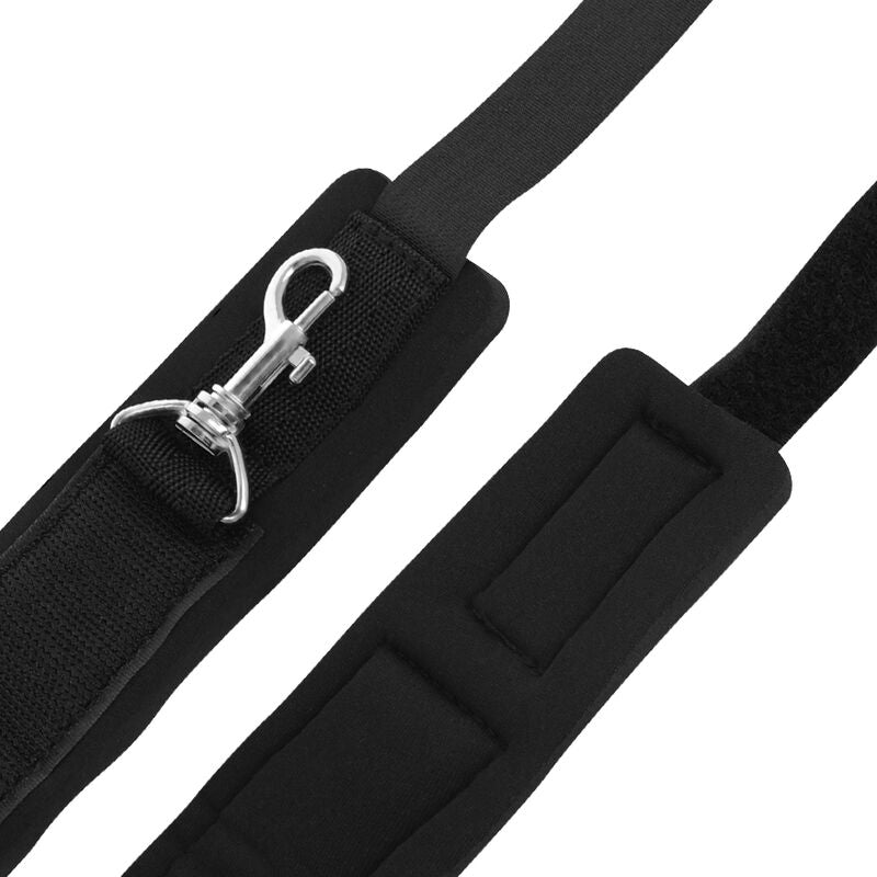 Bondage door handcuffs